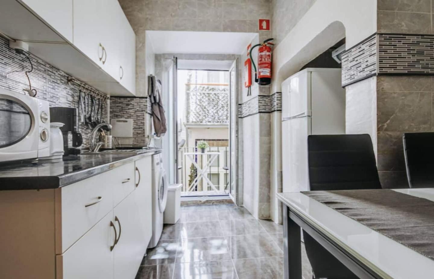 3 Bedroom Apartment In Baixa With River View Лиссабон Экстерьер фото